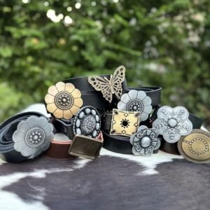 Cintos de cuero con hebillas decoradas