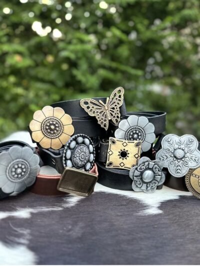Cintos de cuero con hebillas decoradas